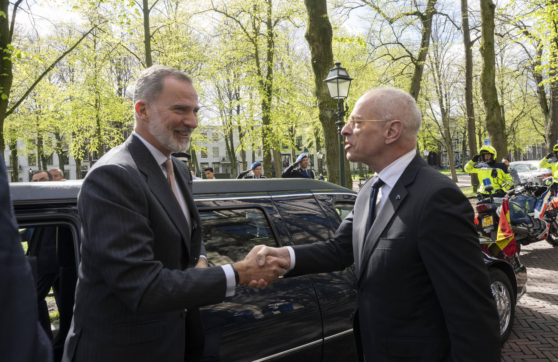 Voorzitter schudt de hand van Koning Felipe van Spanje 