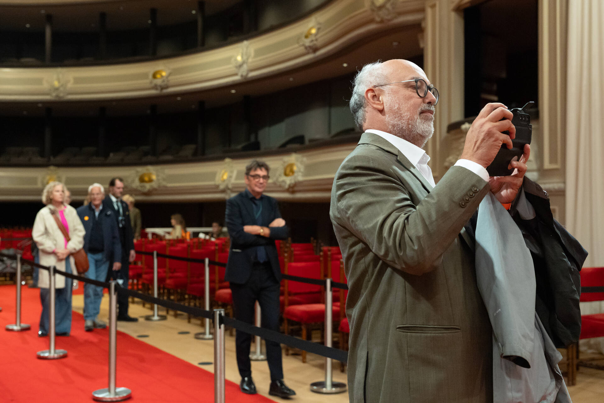 In de schouwburg