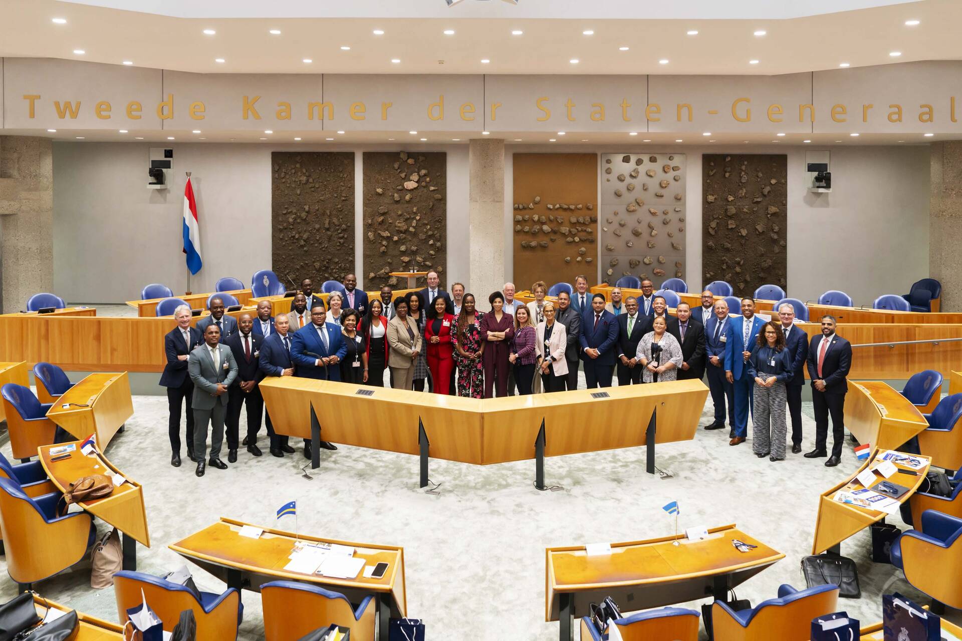 Delegaties van het Interparlementair Koninkrijksoverleg in de plenaire zaal van de Tweede Kamer