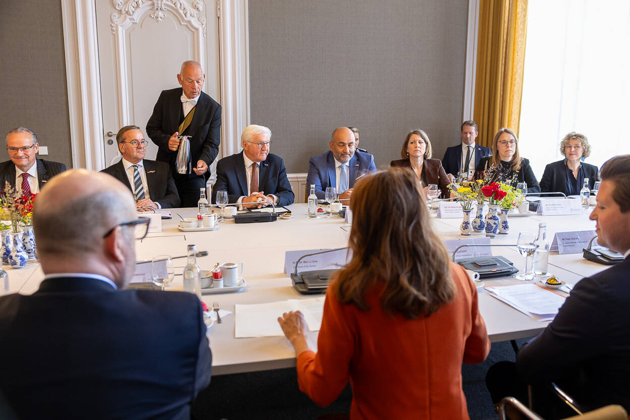 De Voorzitters en de president in gesprek in de Tuinkamer van Huis Huguetan 